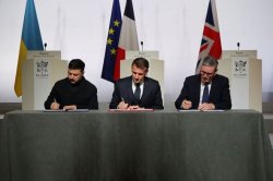 Starmer pledges to deploy UK troops in Ukraine after peace in joint deal with Macron